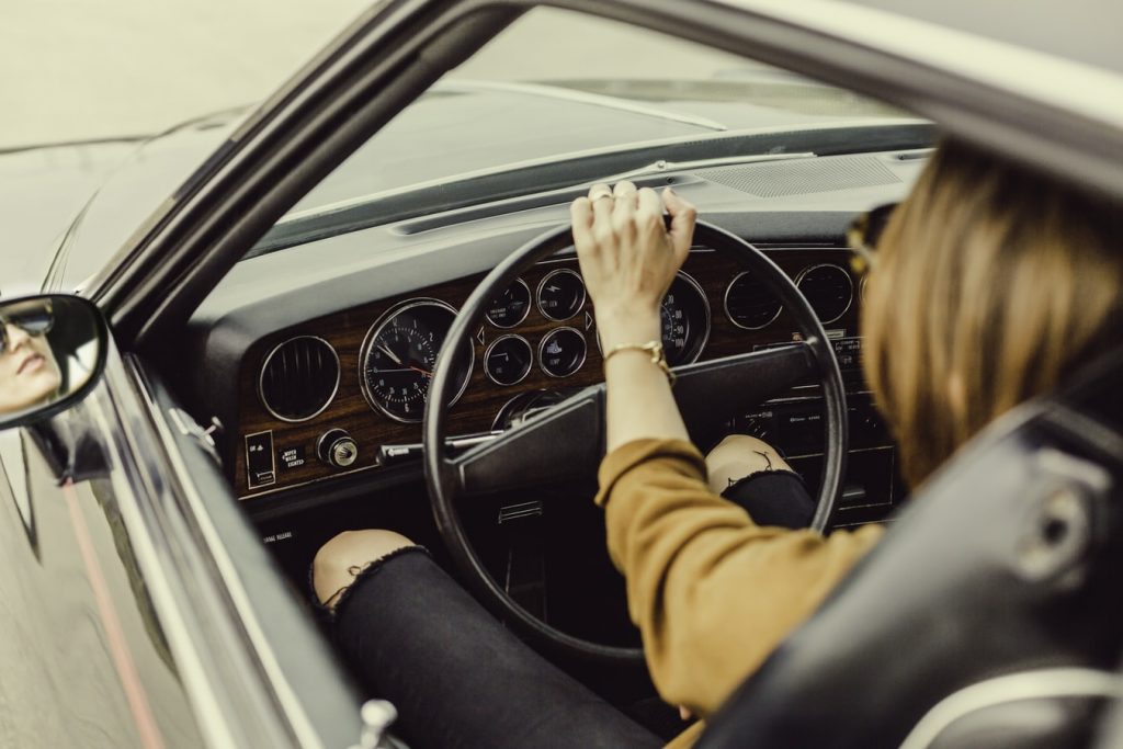Het juiste moment om een auto of caravan te kopen bepalen: voorjaar ideaal voor caravans, jaar rond voor auto's