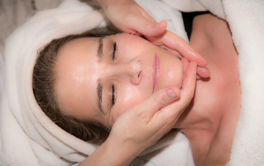 Professionele gezichtsmassage voor huidverbetering met speciale technieken bij Yules Masseert in Rotterdam