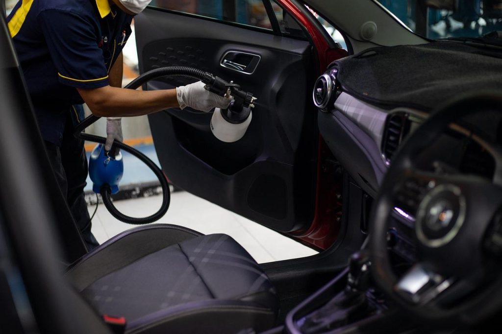Stap-voor-stap gids voor het reinigen van een automaat auto met zachte methoden en professionele tips