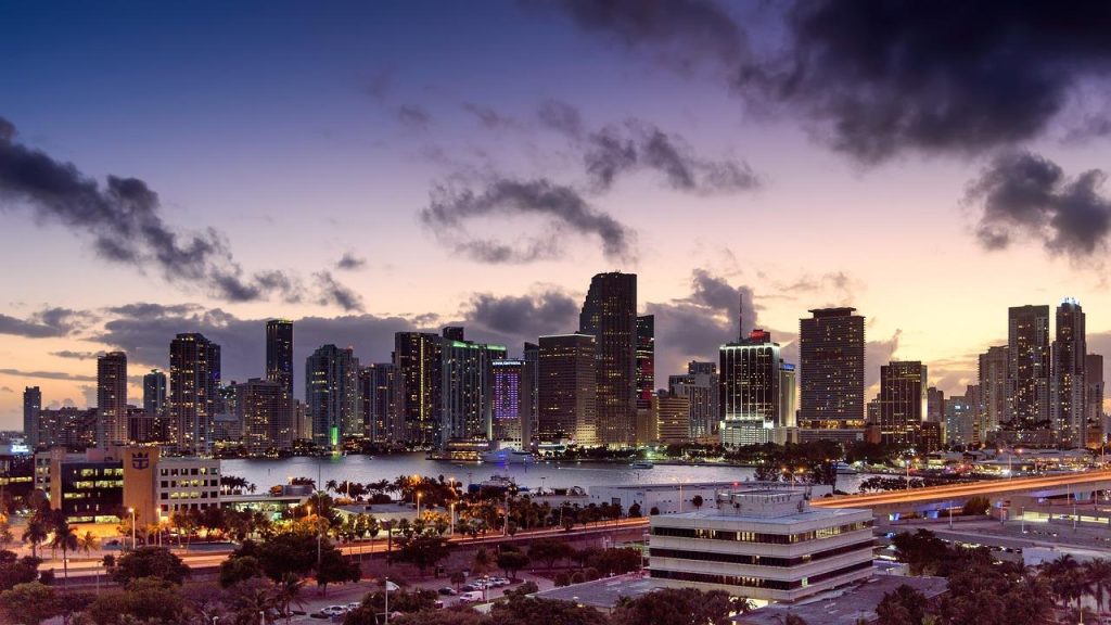 Miami skyline en stranden, een hoogtepunt van Florida rondreizen met bruisende stad en kristalhelder water