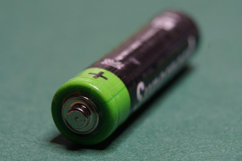 Thuisbatterij systeem voor opslag van zelf opgewekte zonnepanelen energie thuis