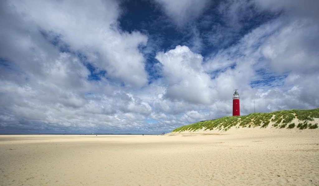 Landschap van de natuur op Texel met duinen, stranden en bossen van het Nationaal Park