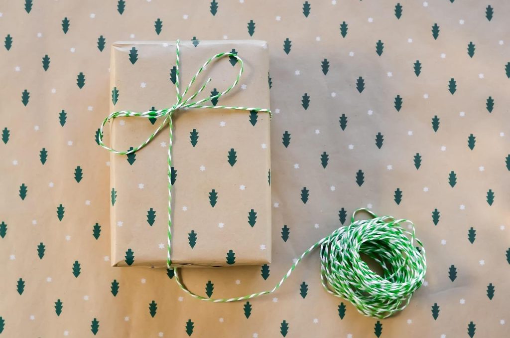 Ideeën voor een doordacht beterschapscadeau: persoonlijk samengestelde box met wellness-producten, bloemen en handgeschreven