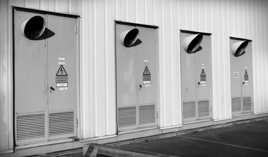 Technicus voert regelmatig onderhoud uit aan koelinstallatie om storingen te voorkomen