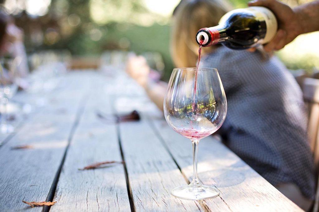 Glas Pinot Grigio en Chenin Blanc - dé wijntips voor deze zomer met citrus- en fruitige aroma's